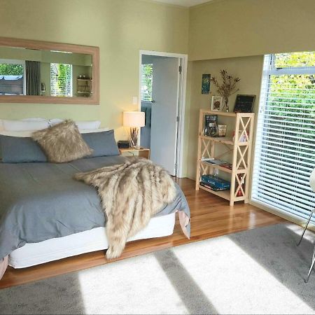Charlies@Hilltop Deluxe Retreat Bed & Breakfast Taupo Exterior photo